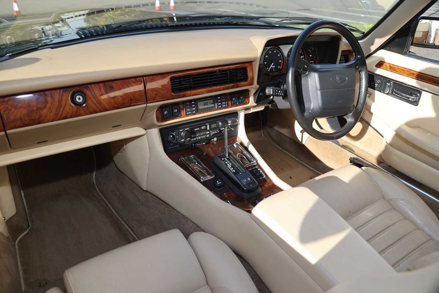 Jaguar XJ S interior