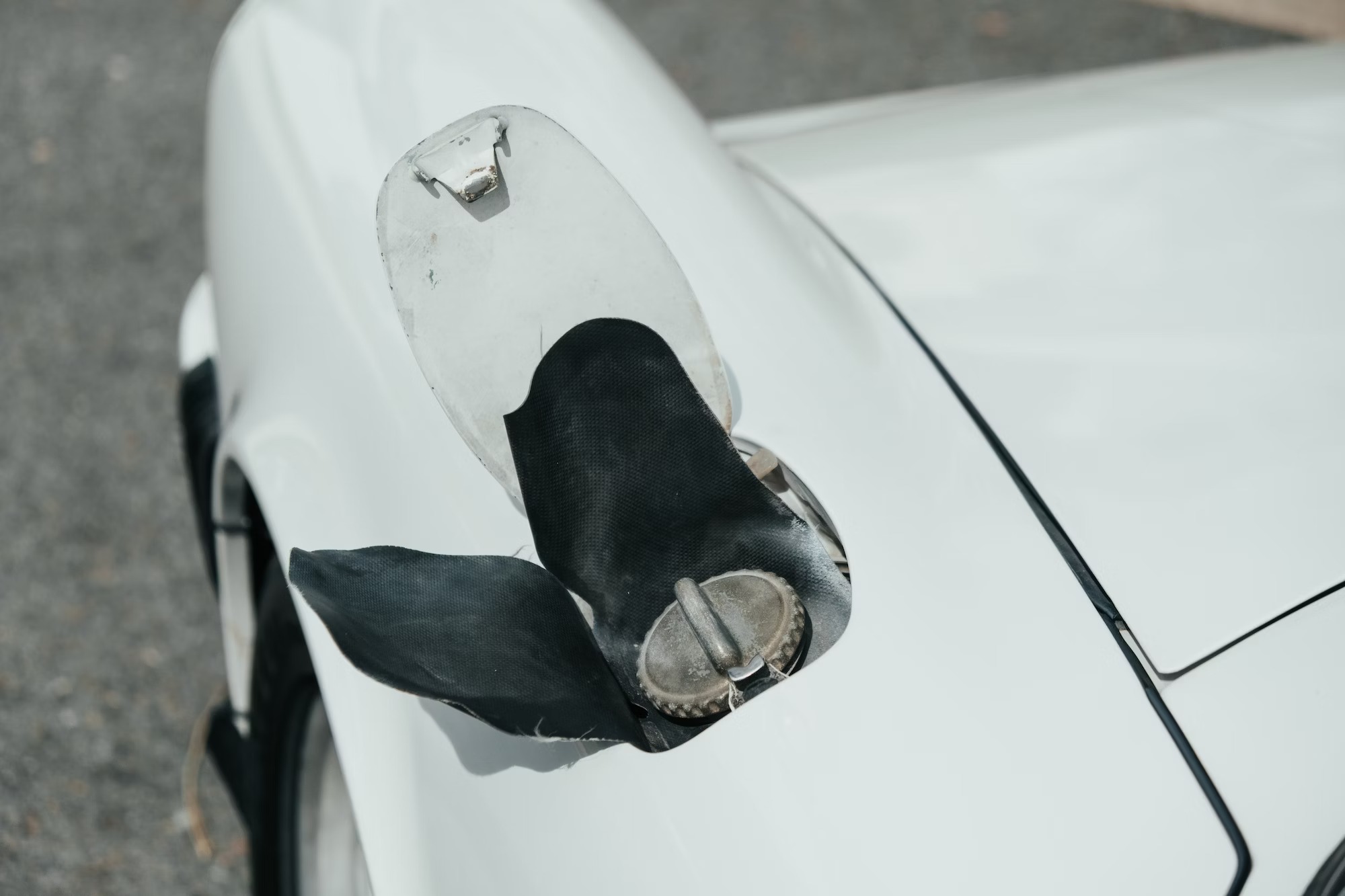 Porsche 911 SC fuel tank cover 9 IMGCentury