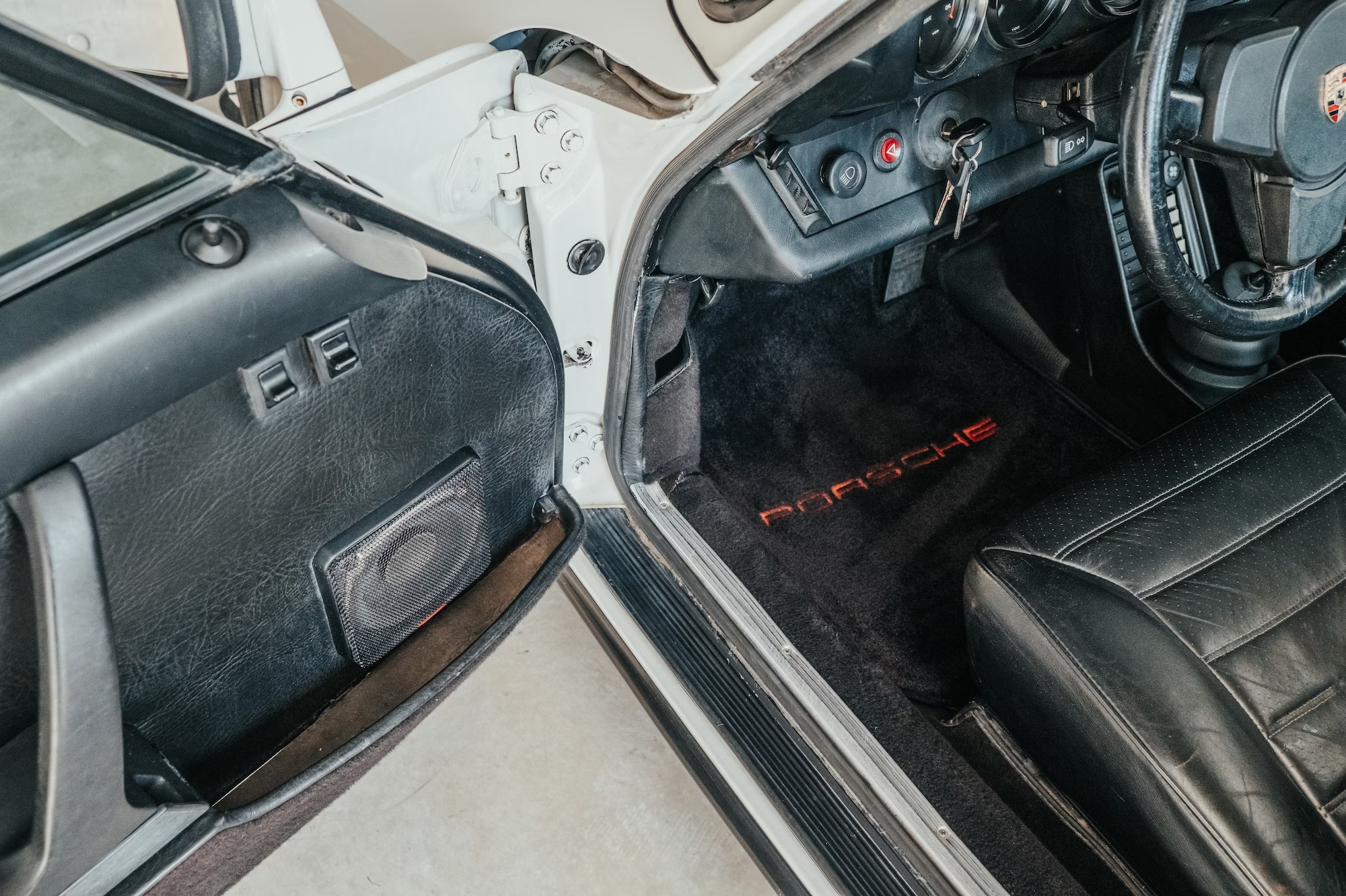 Porsche 911 SC open door 15 IMGCentury