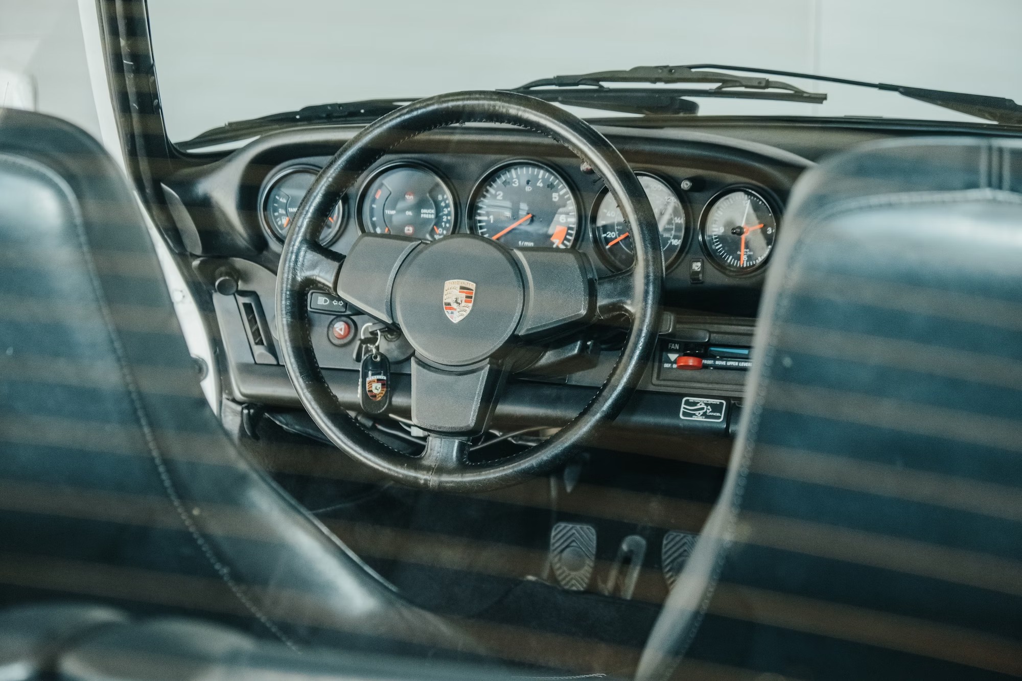 Porsche 911 SC steering wheel 2 22 IMGCentury